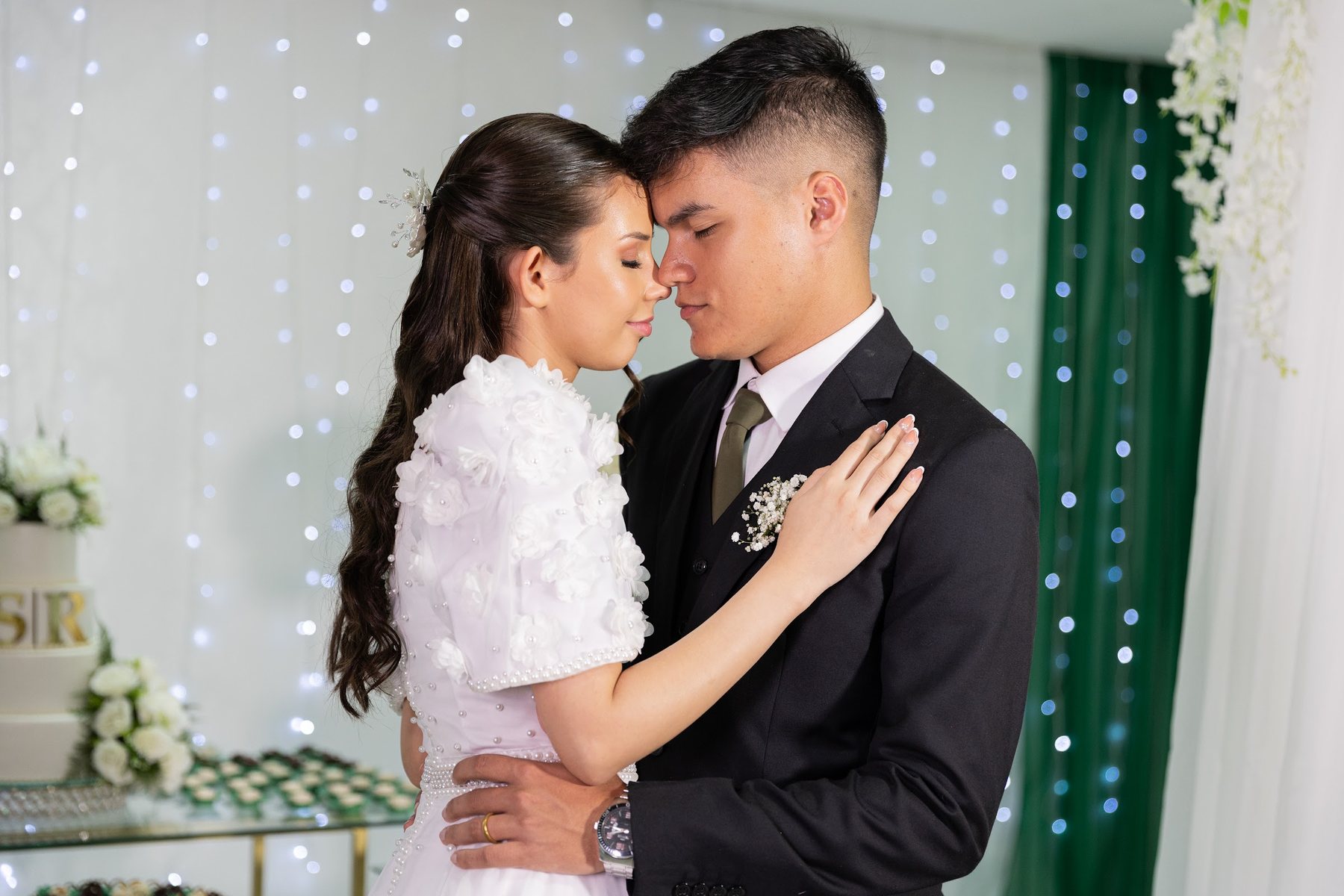 Casal de noivos em momento íntimo